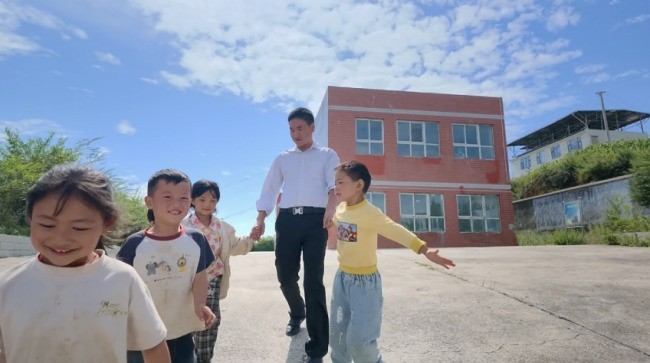 《老师,好久不见》第四期:十年后,那个想逃离的老师成了留得最久的人